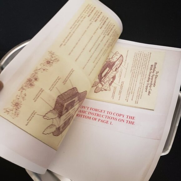 Wilton Spaceship Cake Pan with Color Instructions - Picture 9 of 10